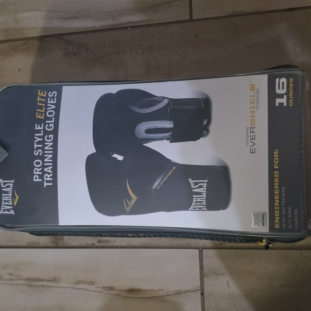NWOT.  Everlast Black and Gray Boxing Gloves 16 Ounce